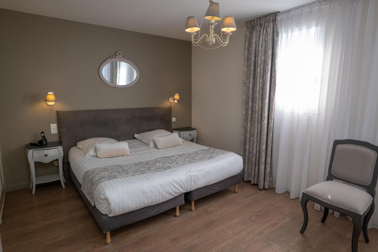 Logis Hotel La Croix Du Sud Le Tour-du-Parc Buitenkant foto