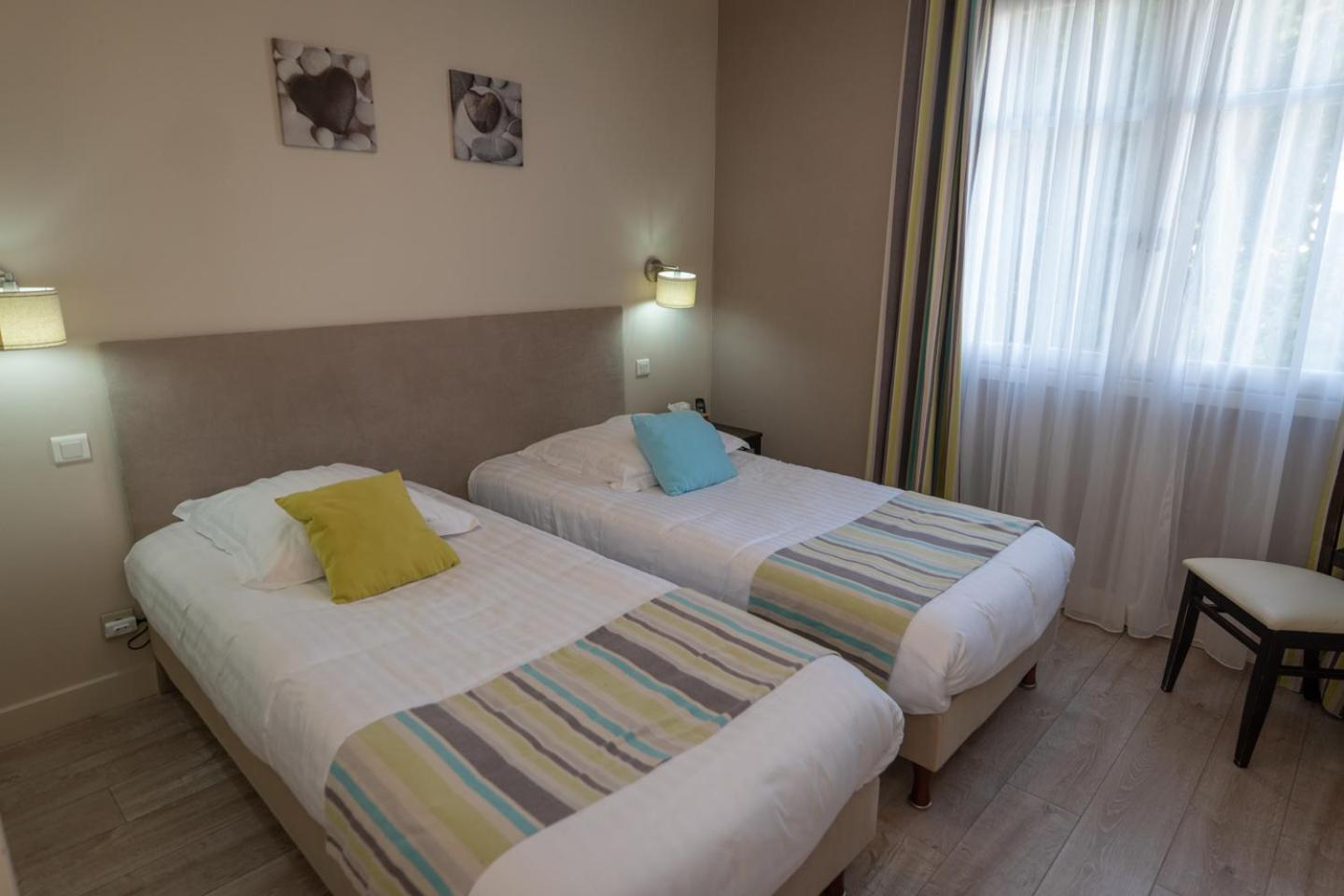 Logis Hotel La Croix Du Sud Le Tour-du-Parc Buitenkant foto