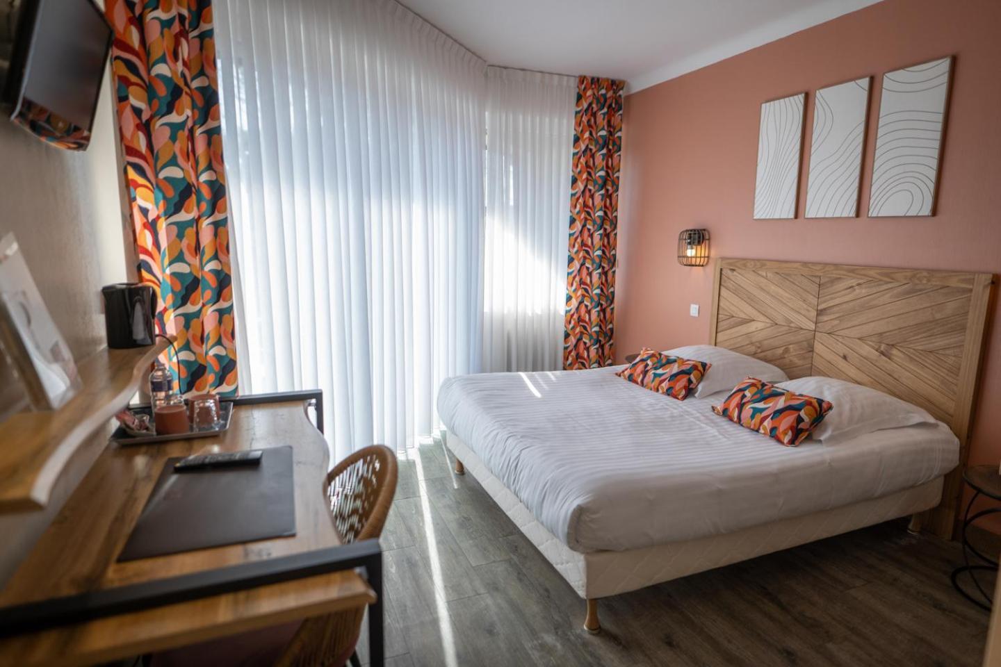 Logis Hotel La Croix Du Sud Le Tour-du-Parc Buitenkant foto
