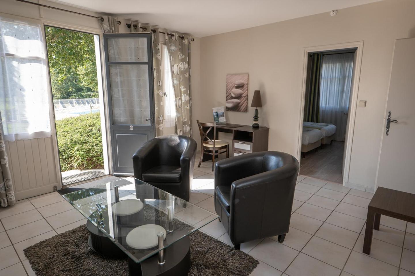 Logis Hotel La Croix Du Sud Le Tour-du-Parc Buitenkant foto
