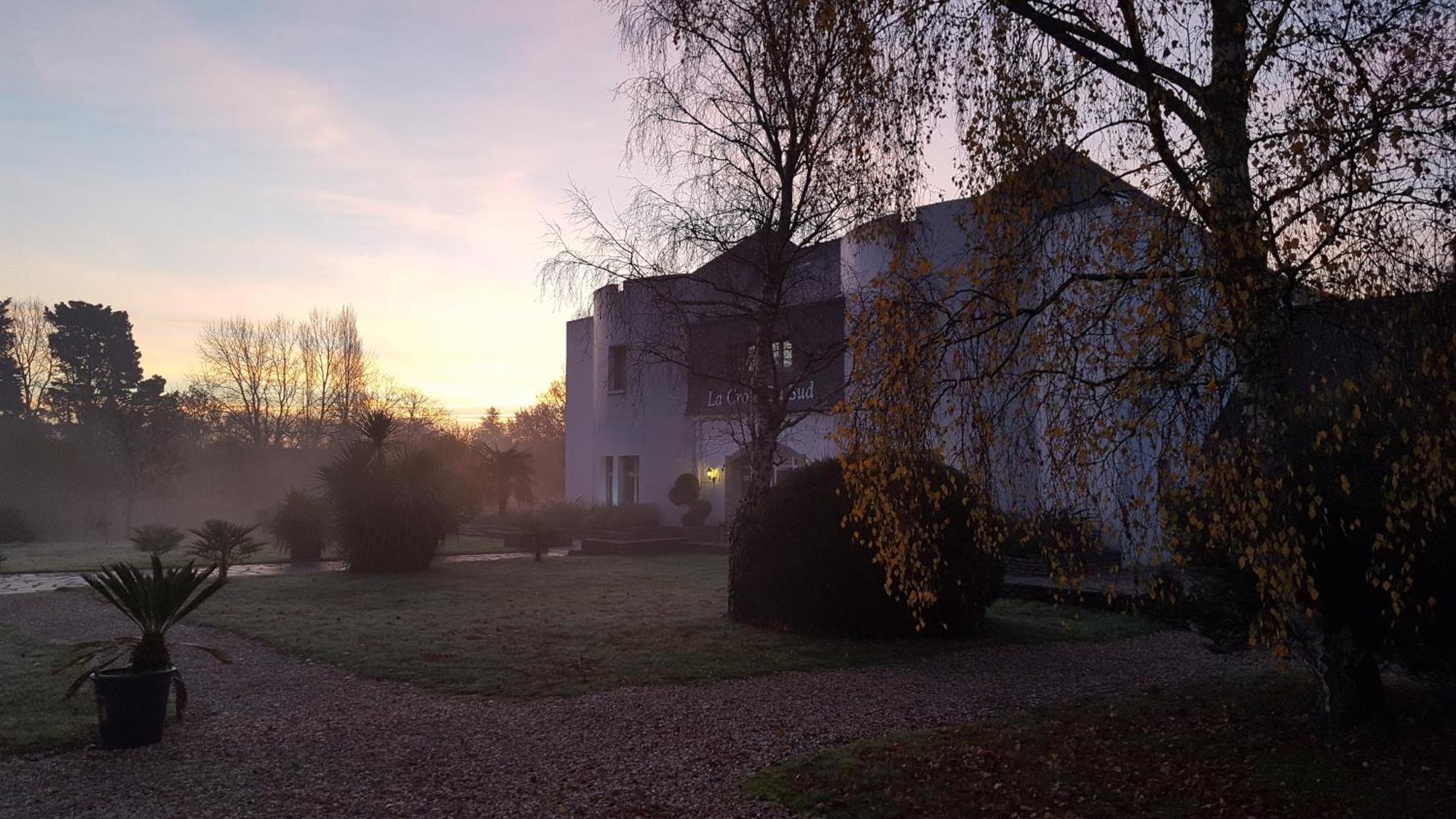 Logis Hotel La Croix Du Sud Le Tour-du-Parc Buitenkant foto