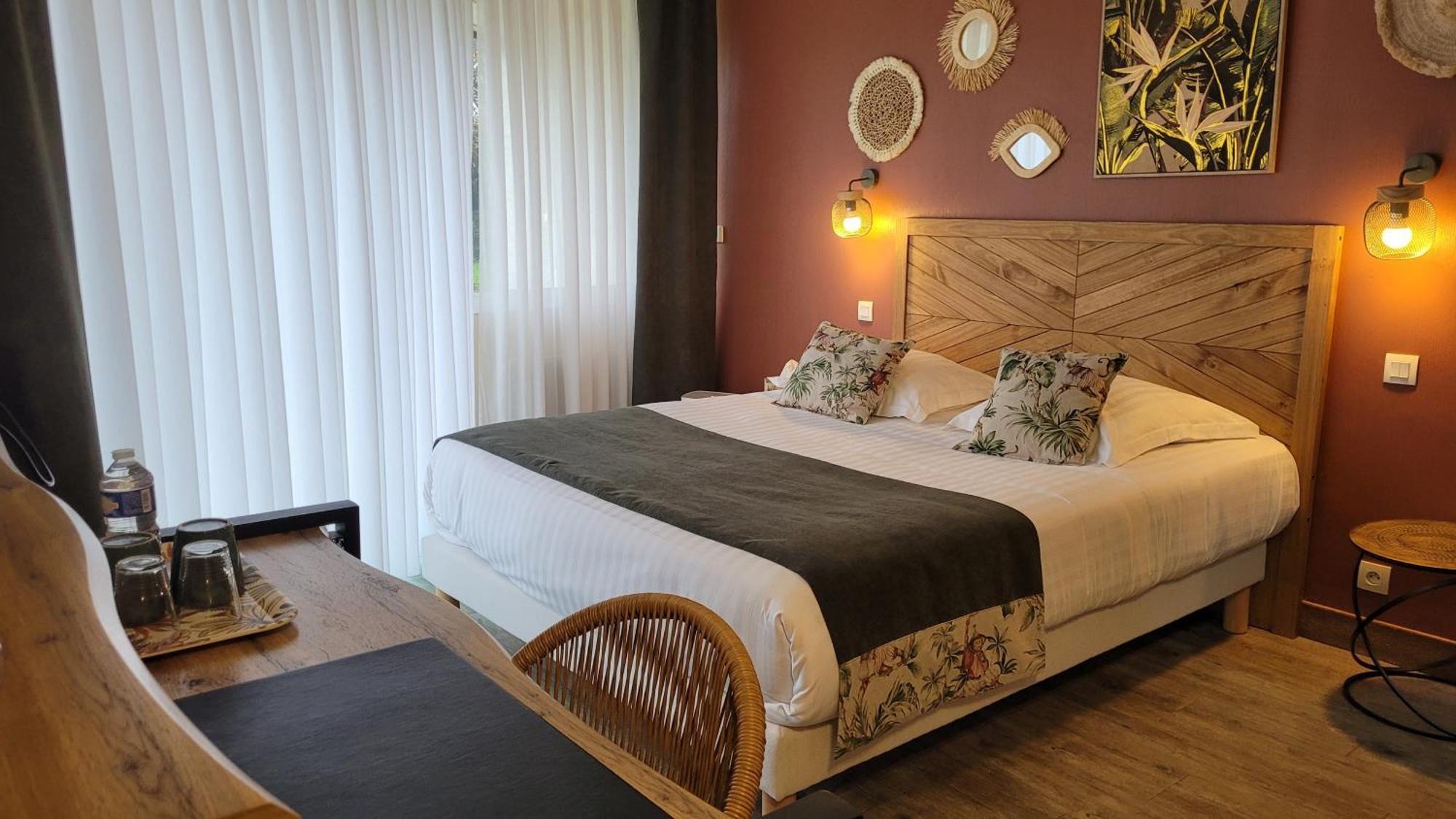 Logis Hotel La Croix Du Sud Le Tour-du-Parc Buitenkant foto